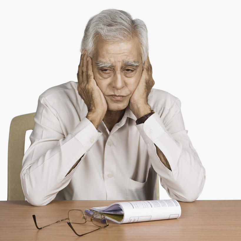 东方人,一个人,坐,方图,室内,白天,白色背景,正面,桌面,桌子,椅子,亚洲,仅一个男性,仅一个人,一把,撑,服装,木制,眼镜,木椅,记事本,托腮,注视,休闲装,黄种人,衣服,本子,笔记本,木制品,观察,看,托,仅一个老年男性,休闲,休闲服,摄影,服饰,影棚,观看,烦恼,察看,关注,托下巴,近视眼镜,老年男性,男人,男性,亚洲人,印度人,坐着,半身,彩图,影棚拍摄,拍摄