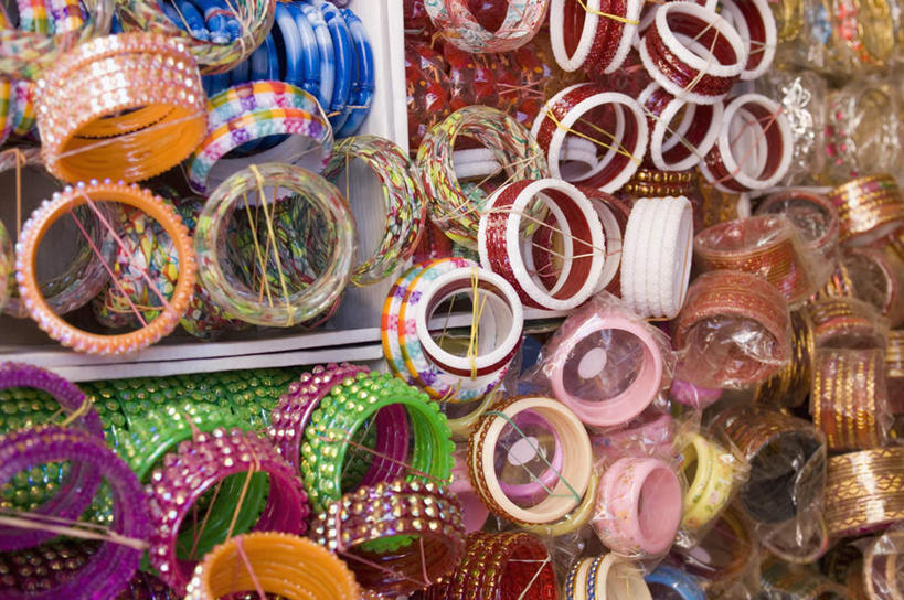 无人,商店,横图,室内,特写,白天,正面,静物,装饰,商铺,装饰品,纪念品,饰品,手链,首饰,手镯,纪念,留念,华丽,修饰,点缀,怀念,镯子,衬托,美观,雅致,雅观,市肆,商号,记念,彩图,店铺
