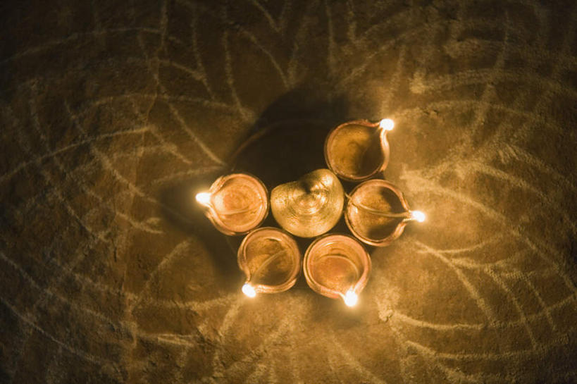 无人,横图,俯视,室外,特写,白天,静物,蜡烛,许多,阴影,花纹,朦胧,模糊,光线,火焰,影子,烛光,圈,地面,燃烧,花,排列,点燃,队列,彩图,高角度拍摄