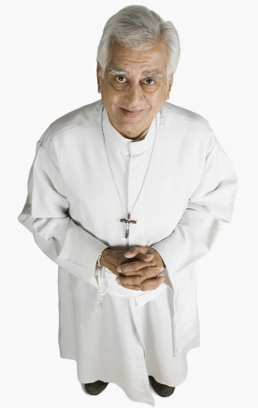 一个人,牧师,传教士,站,笑,双手交叉,微笑,露齿笑,竖图,俯视,室内,白天,白色背景,民族服装,亚洲,仅一个男性,仅一个人,十字架,注视,观察,看,站着,仅一个老年男性,摄影,影棚,观看,察看,关注,老年男性,男人,男性,亚洲人,印度人,传道者,祭司,教士,神甫,神父,十字手,抬头,仰头,站立,彩图,高角度拍摄,全身,影棚拍摄,传统服装,民俗服,拍摄