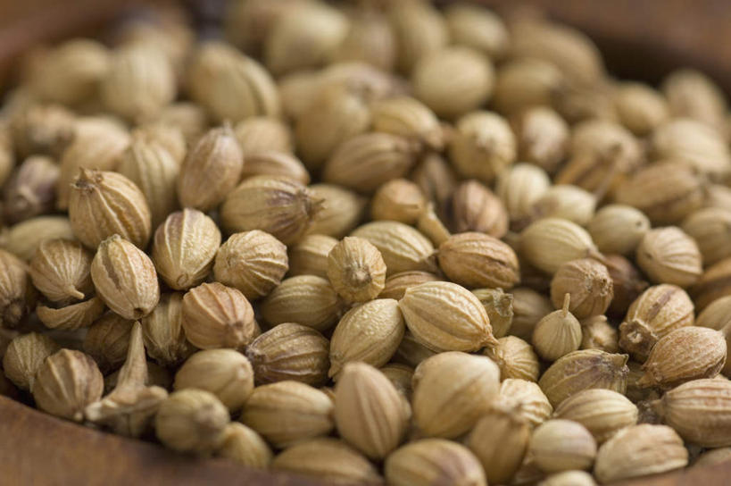 无人,横图,俯视,室内,特写,白天,一堆,许多,堆叠,堆积,朦胧,模糊,包装,包装纸,纸,调味,香料,佐料,纸张,堆,配料,包装材料,牛皮纸,胡荽籽,作料,香菜籽,芫荽籽,须菜籽,彩图,高角度拍摄