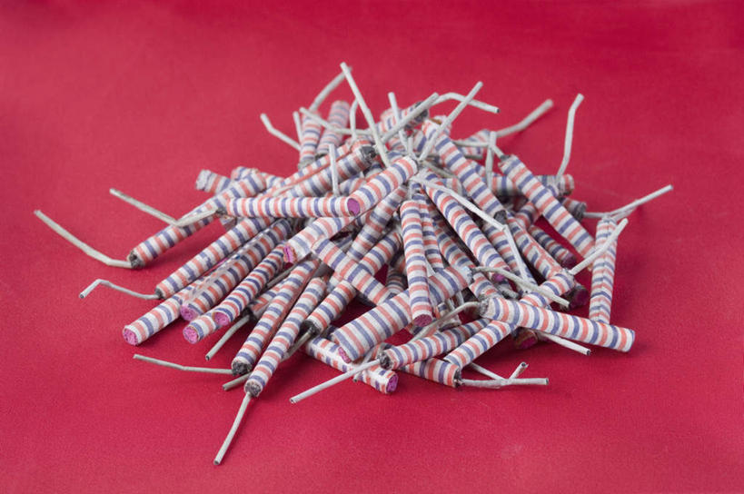 无人,横图,俯视,室内,特写,白天,静物,鞭炮,一堆,许多,堆叠,堆积,红色背景,导火线,摄影,影棚,堆,爆竿,爆仗,爆竹,鞭爆,炮仗,彩图,高角度拍摄,影棚拍摄,拍摄