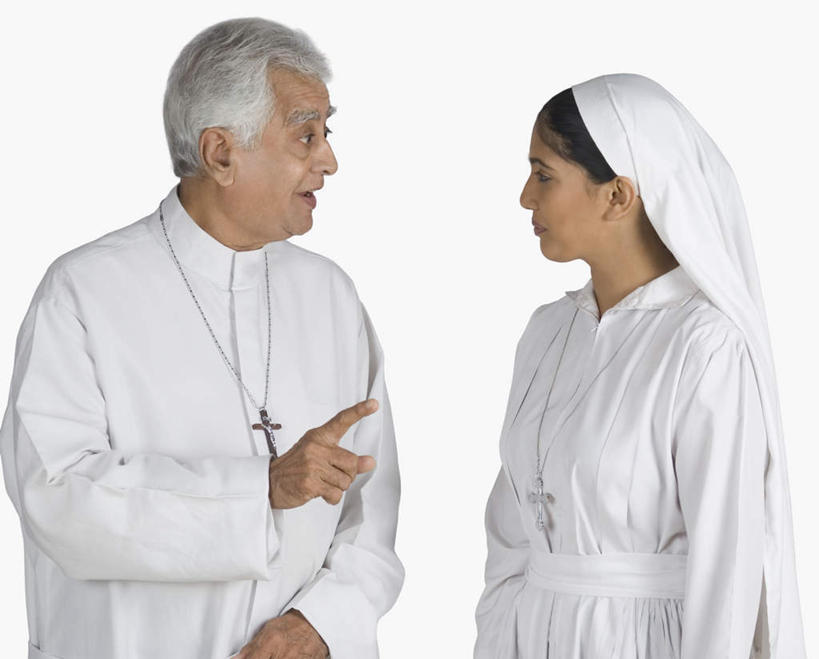 两个人,牧师,传教士,站,说,横图,室内,白天,白色背景,侧面,民族服装,帽子,亚洲,注视,礼帽,观察,看,站着,摄影,影棚,观看,察看,指着,关注,交流,男人,男性,女人,女性,中年男性,中年女性,亚洲人,印度人,传道者,祭司,教士,神甫,神父,沟通,讲话,交谈,说话,谈话,站立,半身,彩图,影棚拍摄,传统服装,民俗服,拍摄