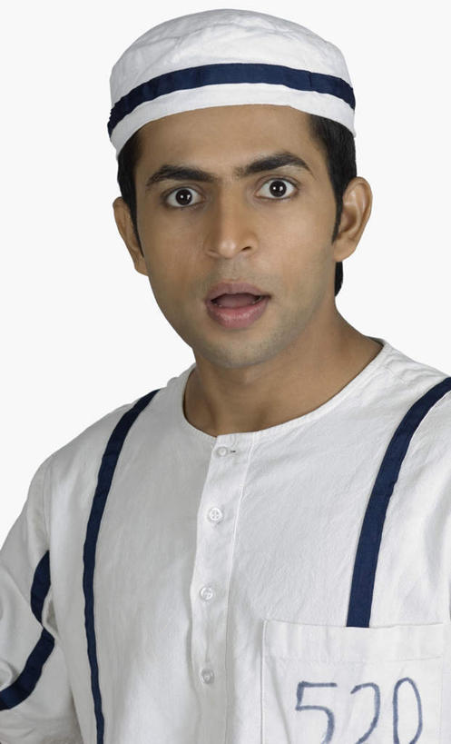 脸,头,脸颊,一个人,站,竖图,室内,特写,白天,白色背景,正面,制服,指示牌,帽子,亚洲,仅一个男性,仅一个人,惊讶,标志,数字,文字,注视,标识,肩膀,仅一个年轻男性,观察,看,站着,张嘴,摄影,影棚,观看,惊奇,犯罪,察看,犯人,罪犯,关注,张大嘴巴,盗贼,男人,男性,年轻男性,亚洲人,印度人,头部,脸部,脸蛋,面部,张开嘴,站立,半身,彩图,影棚拍摄,拍摄,法律