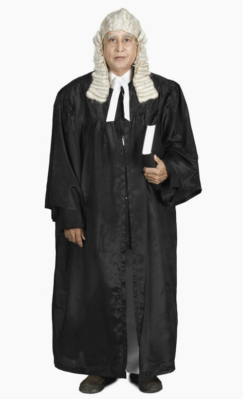 一个人,法官,站,竖图,室内,白天,白色背景,正面,工作服,制服,书籍,亚洲,仅一个男性,仅一个人,仅一个中年男性,握,假发,拿,拿着,注视,观察,看,站着,握着,摄影,影棚,观看,察看,关注,工作制服,男人,男性,中年男性,亚洲人,印度人,书,图书,站立,彩图,全身,影棚拍摄,工作套服,拍摄,判事,推事