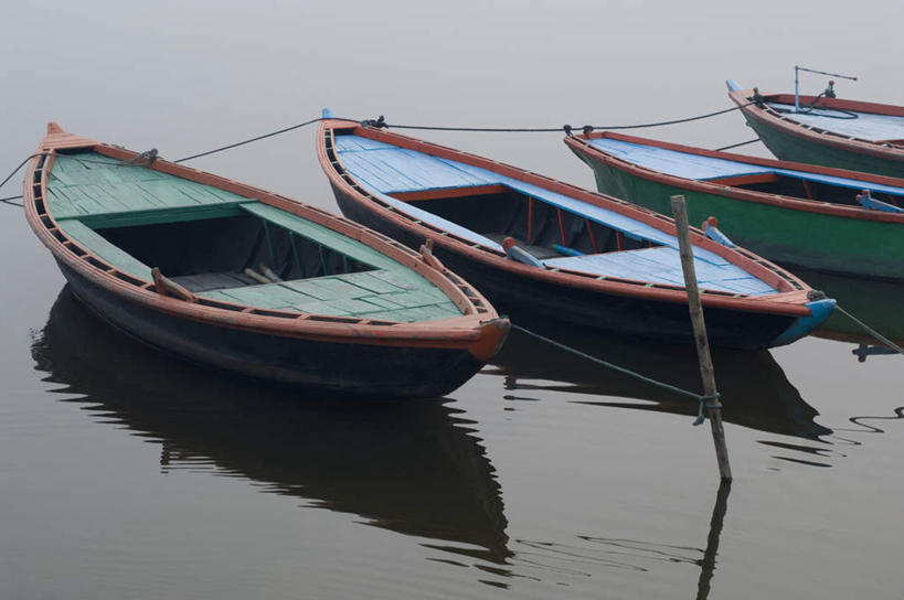 无人,横图,室外,特写,白天,正面,旅游,度假,河流,美景,水,船,印度,亚洲,一排,波纹,整齐,河水,景观,水流,木船,涟漪,娱乐,排列,水纹,自然,交通工具,波浪,享受,休闲,景色,放松,波光粼粼,舟,四艘,队列,自然风光,载具,南亚,印度共和国,水晕,北方邦,瓦拉纳西,贝拿勒斯,彩图