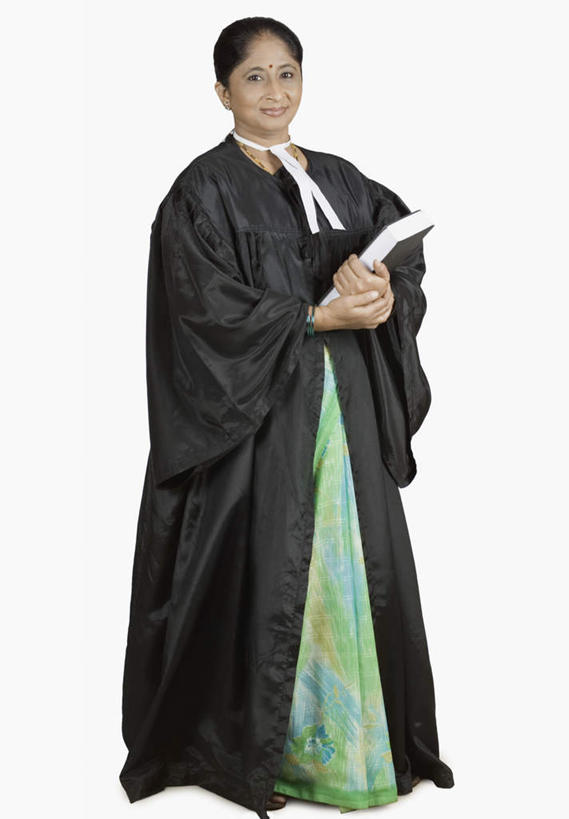 一个人,法官,站,竖图,室内,白天,白色背景,正面,工作服,制服,书籍,亚洲,仅一个女性,仅一个人,握,阴影,光线,影子,拿,拿着,注视,观察,看,站着,仅一个中年女性,握着,摄影,影棚,观看,察看,关注,工作制服,女人,女性,中年女性,亚洲人,印度人,书,图书,站立,彩图,全身,影棚拍摄,工作套服,拍摄,判事,推事