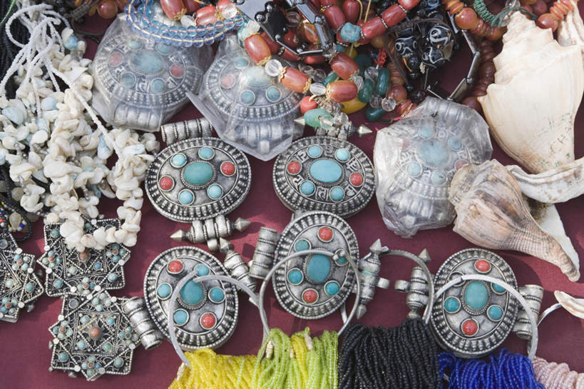 无人,横图,俯视,室外,特写,白天,幸福,纯洁,贝壳,袋子,项链,珠宝,珍珠,塑料,装饰品,饰品,首饰,塑料制品,健康,贵重,珍贵,富有,塑封,宝贵,有机宝石,贝类外壳,海螺壳,软体动物外壳,彩图,高角度拍摄,密封袋,塑封袋