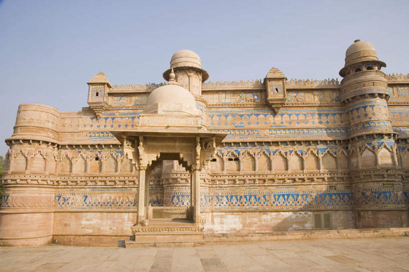 无人,横图,室外,白天,仰视,旅游,度假,名胜古迹,标志建筑,地标,建筑,雕塑,印度,亚洲,遗迹,艺术,装饰,雕刻,雕像,堡垒,城堡,古迹,文物,娱乐,建设,古建筑,石雕,蓝色,蓝天,天空,工艺品,天,享受,休闲,旅游胜地,放松,晴朗,纪念,美术,要塞,主题,南亚,陈列,古文明,万里无云,印度共和国,功能,美学,设防,中央邦,瓜廖尔,晴空,晴空万里,彩图,低角度拍摄