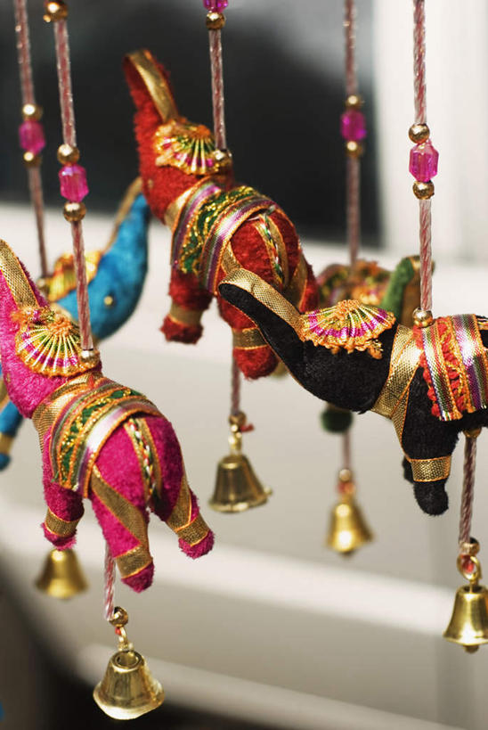 无人,竖图,俯视,室内,特写,白天,窗户,马,野生动物,刺绣,吊挂,悬挂,朦胧,模糊,挂,玻璃窗,红色,动物,绳子,装饰物,可爱,活泼,手艺,美术工艺,设计,彩图,高角度拍摄