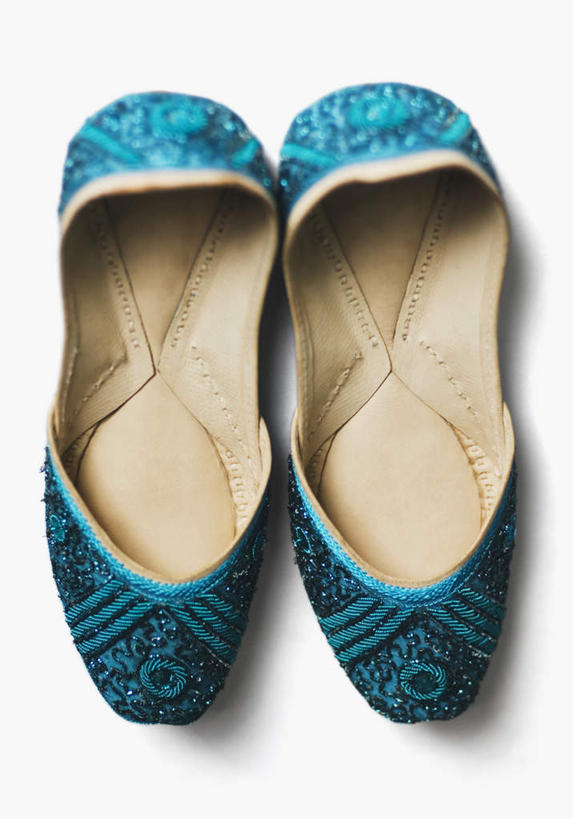 无人,竖图,俯视,室内,特写,白天,白色背景,静物,鞋子,一双,阴影,花纹,装饰,影子,蓝色,摄影,绣花鞋,影棚,华丽,修饰,点缀,衬托,美观,雅致,雅观,彩图,高角度拍摄,影棚拍摄,拍摄