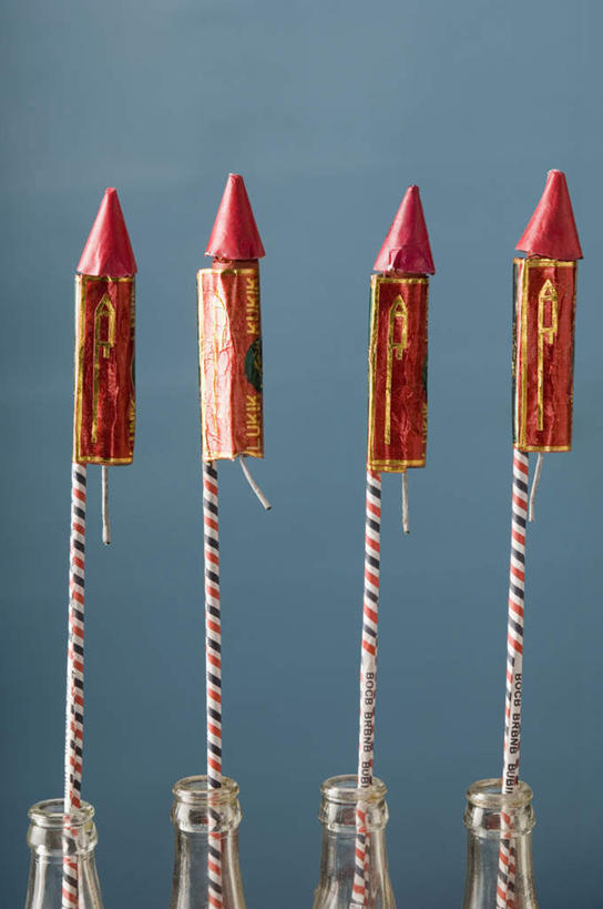 无人,竖图,室内,特写,白天,正面,鞭炮,一排,许多,蓝色背景,木棒,排列,摄影,影棚,队列,爆竿,爆仗,爆竹,鞭爆,炮仗,彩图,影棚拍摄,拍摄