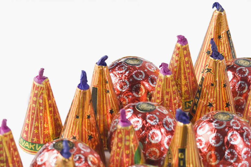 无人,横图,俯视,室内,特写,白天,白色背景,鞭炮,一排,圆形,排列,导火线,摄影,影棚,队列,印度文化,圆锥形,爆竿,爆仗,爆竹,鞭爆,炮仗,彩图,高角度拍摄,影棚拍摄,拍摄