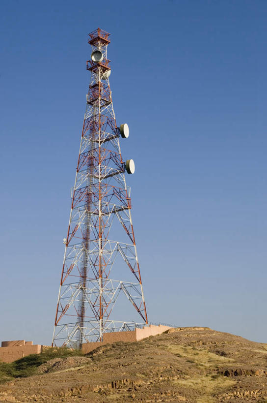 无人,竖图,室外,白天,仰视,植物,印度,亚洲,枯萎,电力,钢材,电缆,电线,支架,枯草,电塔,草,一个,黄色,蓝色,蓝天,天空,天,能源,晴朗,单个,支撑,资源,南亚,供电设备,高压电塔,高压输电线,万里无云,拉贾斯坦邦,拉贾斯坦,印度共和国,焦特布尔,高压电线塔,高压塔,佐德普尔,晴空,晴空万里,彩图,低角度拍摄