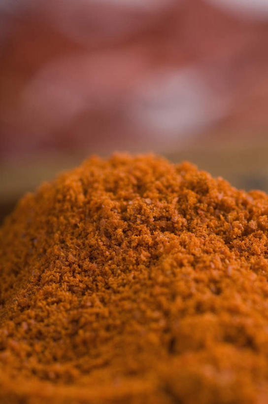 无人,竖图,俯视,室内,特写,白天,辣椒,蔬菜,朦胧,模糊,新鲜,粉末,香料,食品,胡椒粉,调味品,食物,有机食品,绿色食品,辣角,红海椒,大椒,辣虎,广椒,辣子,红辣椒,海椒,番椒,彩图,高角度拍摄