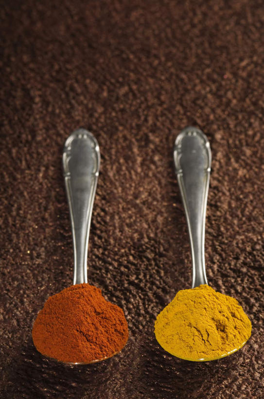 无人,竖图,俯视,室内,特写,白天,辣椒,蔬菜,一堆,许多,堆叠,堆积,棕色背景,朦胧,模糊,新鲜,粉末,勺子,调料,香料,食品,调味品,食物,调羹,汤匙,摄影,有机食品,绿色食品,影棚,堆,咖喱粉,辣角,红海椒,大椒,辣虎,广椒,辣子,红辣椒,海椒,番椒,彩图,高角度拍摄,影棚拍摄,拍摄