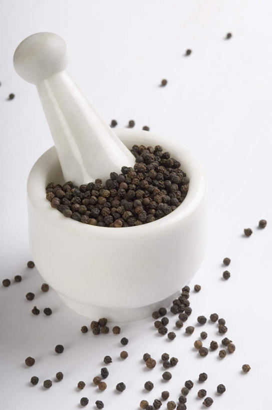 无人,竖图,俯视,室内,特写,白天,白色背景,一堆,许多,堆叠,堆积,调料,调味,香料,佐料,黑胡椒,调味品,调味料,器皿,摄影,影棚,堆,配料,研磨,臼杵,研杵,研钵,作料,臼,胡椒,彩图,高角度拍摄,影棚拍摄,拍摄