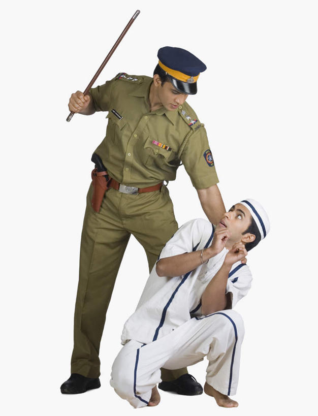 两个人,伙伴,朋友,站,蹲,竖图,室内,白天,白色背景,正面,工作服,民族服装,制服,友谊,帽子,亚洲,握,棍子,拿,拿着,注视,观察,看,握拳,站着,握着,摄影,军帽,影棚,观看,军人,察看,犯人,罪犯,搭着,关注,军服,工作制服,友情,男人,男性,年轻男性,亚洲人,印度人,蹲着,站立,彩图,全身,影棚拍摄,传统服装,工作套服,民俗服,拍摄