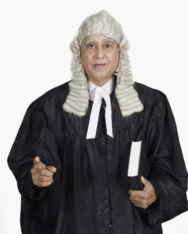 一个人,法官,站,竖图,室内,白天,白色背景,正面,工作服,制服,书籍,亚洲,仅一个男性,仅一个人,仅一个中年男性,握,指,阴影,光线,假发,影子,拿,拿着,注视,方向,阳光,观察,看,手势,站着,握着,摄影,影棚,观看,察看,指向,食指,关注,工作制服,男人,男性,中年男性,亚洲人,印度人,书,图书,站立,半身,彩图,影棚拍摄,工作套服,拍摄,判事,推事