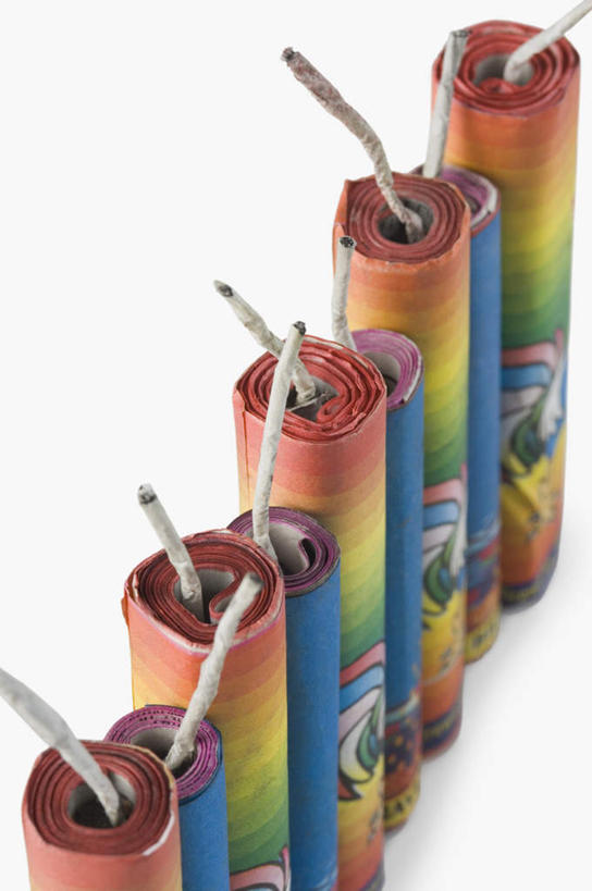 无人,竖图,俯视,室内,特写,白天,白色背景,鞭炮,一排,排列,导火线,摄影,影棚,队列,印度文化,爆竿,爆仗,爆竹,鞭爆,炮仗,彩图,高角度拍摄,影棚拍摄,拍摄