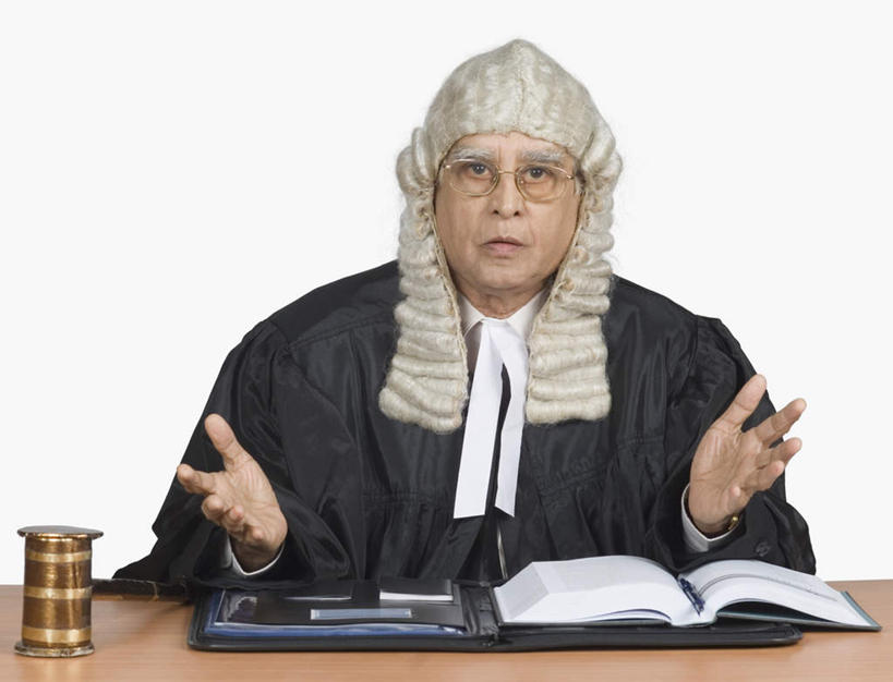 一个人,法官,坐,横图,室内,白天,白色背景,正面,工作服,制服,书籍,亚洲,双手,仅一个男性,仅一个人,仅一个中年男性,假发,眼镜,摊开,注视,垫子,观察,看,拍卖槌,拍卖锤,摄影,影棚,观看,察看,关注,近视眼镜,法槌,工作制服,法锤,男人,男性,中年男性,亚洲人,印度人,书,图书,坐着,半身,彩图,影棚拍摄,工作套服,拍摄,判事,推事