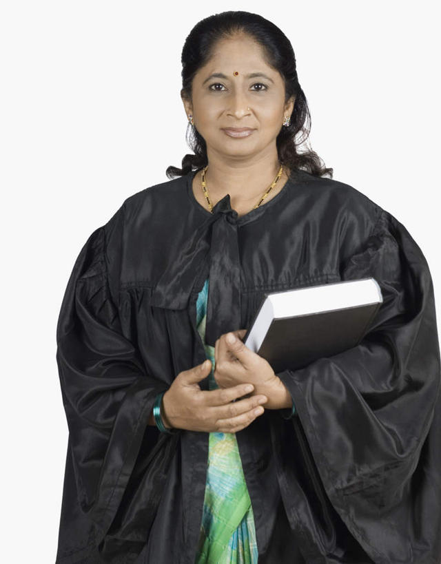 一个人,法官,站,竖图,室内,白天,白色背景,正面,工作服,制服,书籍,亚洲,仅一个女性,仅一个人,握,阴影,光线,影子,拿,拿着,注视,观察,看,站着,仅一个中年女性,握着,摄影,影棚,观看,察看,关注,工作制服,女人,女性,中年女性,亚洲人,印度人,书,图书,站立,半身,彩图,影棚拍摄,工作套服,拍摄,判事,推事