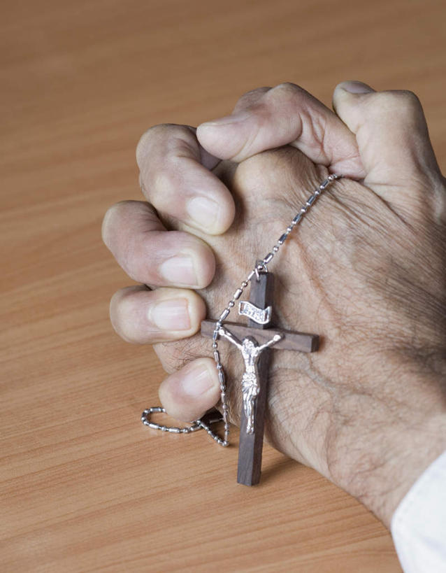 手,一个人,牧师,传教士,竖图,俯视,室内,特写,白天,项链,亚洲,仅一个男性,仅一个人,握,十字架,装饰品,饰品,首饰,仅一个老年男性,手部,握着,宗教,基督,基督教,天主教,耶稣,救世主,基利斯督,弥赛亚,默西亚,老年男性,男人,男性,亚洲人,印度人,传道者,祭司,教士,神甫,神父,半身,彩图,高角度拍摄