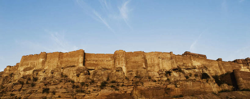 无人,横图,室外,白天,仰视,旅游,度假,石头,美景,名胜古迹,山,山脉,标志建筑,地标,建筑,印度,亚洲,阴影,遗迹,光线,石子,影子,堡垒,城堡,景观,山顶,山峰,悬崖,云,云朵,山峦,云彩,古迹,文物,娱乐,建设,古建筑,蓝色,白云,蓝天,天空,阳光,自然,群山,天,享受,休闲,旅游胜地,景色,放松,晴朗,要塞,自然风光,南亚,古文明,沉积岩,拉贾斯坦邦,拉贾斯坦,印度共和国,焦特布尔,梅兰加尔古堡,绝壁,颠峰,极峰,设防,水成岩,佐德普尔,石块,岩石,晴空,彩图,低角度拍摄