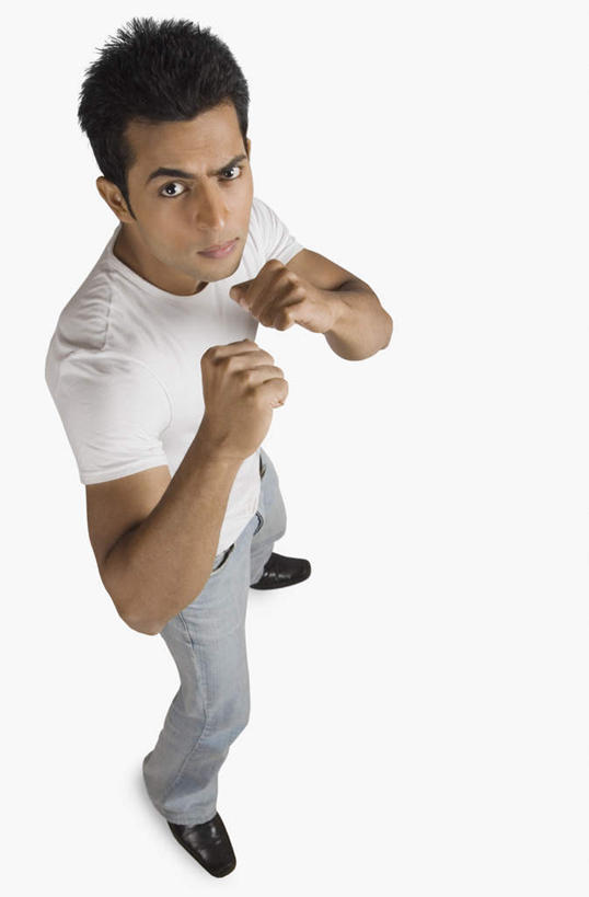 一个人,站,竖图,俯视,室内,白天,白色背景,亚洲,仅一个男性,仅一个人,服装,注视,休闲装,仅一个年轻男性,衣服,观察,看,握拳,站着,休闲,休闲服,摄影,服饰,影棚,观看,打架,察看,关注,打斗,斗殴,男人,男性,年轻男性,亚洲人,印度人,站立,彩图,高角度拍摄,全身,影棚拍摄,拍摄