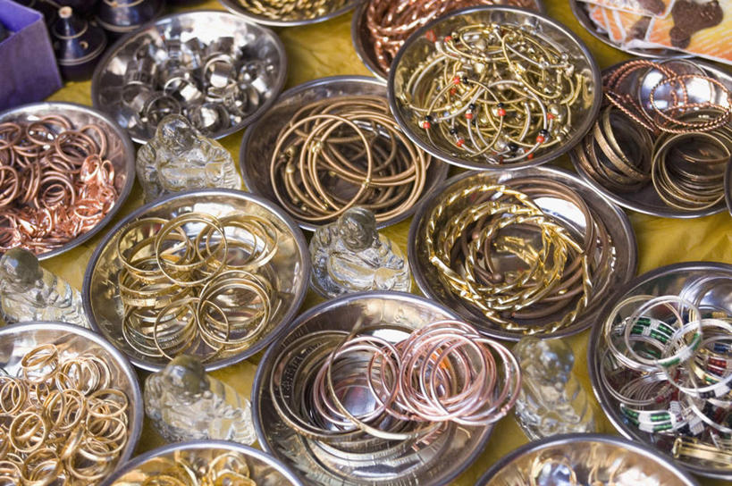 无人,商店,横图,俯视,室外,特写,白天,购物,消费,餐具,一堆,堆叠,堆积,碟子,盘,凌乱,商铺,装饰品,盘子,饰品,手链,首饰,碟,金融,手镯,堆,混乱,镯子,选购,贸易,血拼,市肆,商号,纷乱,缭乱,庞杂,彩图,高角度拍摄,店铺