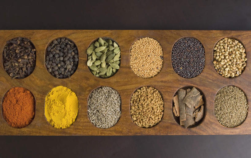 无人,横图,俯视,室内,特写,白天,植物,蒜,一堆,堆叠,堆积,木制,粉末,木盒,调料,调味,香料,佐料,草药,药草,黑胡椒,调味品,调味料,蒜头,中药,木制品,容器,粉,姜黄,储藏,堆,辣椒粉,豆蔻,枯茗,孜然,配料,储存,药材,中草药,中药材,本草,安息茴香,作料,粉状,胡蒜,消食,白豆蔻,胡椒,大蒜,彩图,高角度拍摄,贮存,开胃