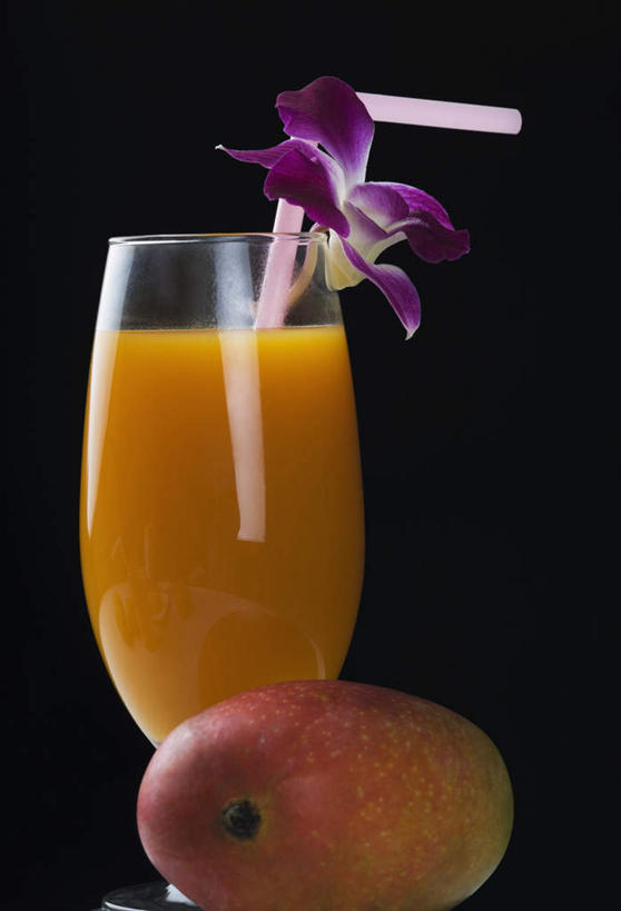 果汁,无人,竖图,室内,特写,白天,正面,芒果,杯子,水果,黑色背景,新鲜,装饰,盛开,塑料,生食,食品,果实,石斛,饮品,花蕾,芒果汁,玻璃制品,花,花瓣,花朵,鲜花,食物,饮料,一个,水杯,塑料制品,吸管,花苞,花蕊,摄影,有机食品,绿色食品,影棚,单个,华丽,修饰,点缀,空心,可口,衬托,美观,雅致,雅观,石斛兰,饮管,金钗石斛,适口,玻璃杯,望果,蜜望,檬果,闷果,漭果,杧果,庵波罗果,彩图,影棚拍摄,拍摄,圆柱状