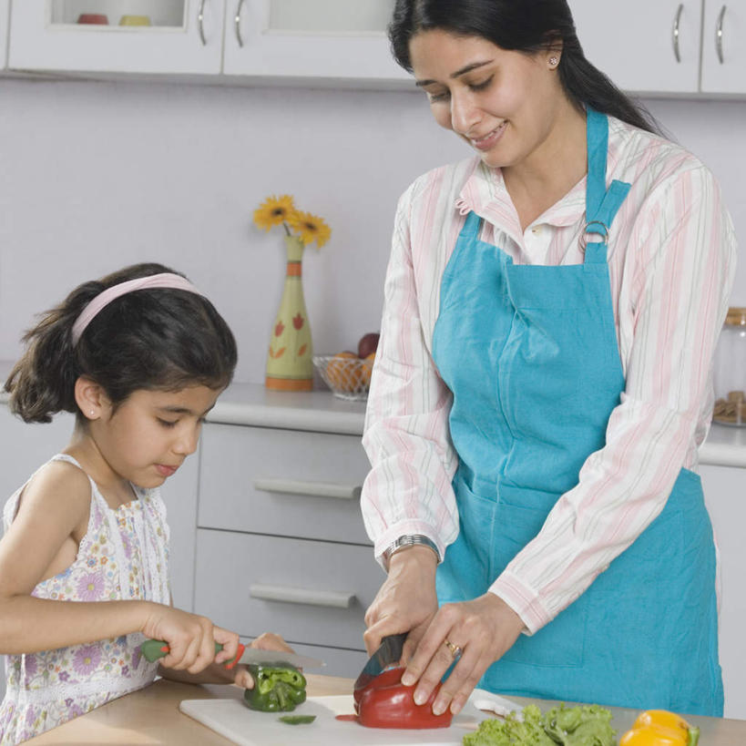 儿童,两个人,家庭,母亲,女儿,横图,室内,白天,正面,纯洁,厨房,辣椒,蔬菜,金属制品,亚洲,切片,服装,新鲜,金属,工具,青椒,生菜,食品,刀具,拿,拿着,注视,休闲装,食物,小孩,衣服,刀,观察,搅拌,看,休闲,温暖,温馨,母女,一家人,休闲服,可爱,母爱,童年,童趣,服饰,有机食品,绿色食品,观看,和睦,察看,关注,菜刀,童真,烂漫,无邪,辣角,红海椒,大椒,辣虎,广椒,切菜刀,天真,年轻女性,女孩,女人,女性,亚洲人,印度人,孩子,年轻人,辣子,红辣椒,海椒,番椒,半身,彩图,灶间,融洽,女生