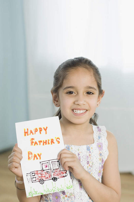 儿童,一个人,站,笑,微笑,露齿笑,竖图,室内,白天,正面,纯洁,父亲节,亚洲,仅一个女性,仅一个人,服装,节日,庆祝,英文,标志,文字,字符,字母,注视,休闲装,文化,标识,小孩,衣服,观察,看,站着,仅一个小孩,庆典,休闲,休闲服,可爱,童年,童趣,服饰,观看,纪念,英文字母,察看,关注,童真,烂漫,无邪,天真,女孩,女人,女性,亚洲人,印度人,孩子,画画,站立,半身,彩图,女生