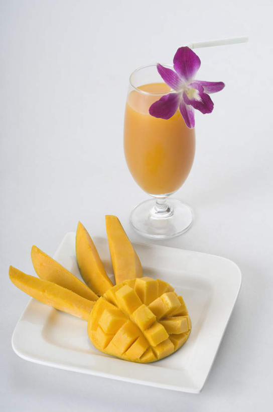 果汁,无人,竖图,俯视,室内,特写,白天,白色背景,餐桌,桌子,芒果,杯子,餐具,水果,切开,阴影,新鲜,装饰,盛开,反射,碟子,盘,影子,陶瓷,生食,食品,果实,石斛,陶瓷制品,饮品,花蕾,芒果汁,玻璃制品,花,花瓣,花朵,鲜花,食物,饮料,两个,黄色,白色,盘子,水杯,碟,花苞,花蕊,切,摄影,有机食品,绿色食品,影棚,餐台,华丽,修饰,点缀,可口,剖面,切面,衬托,美观,雅致,雅观,石斛兰,金钗石斛,适口,玻璃杯,望果,蜜望,檬果,闷果,漭果,杧果,庵波罗果,彩图,高角度拍摄,影棚拍摄,拍摄