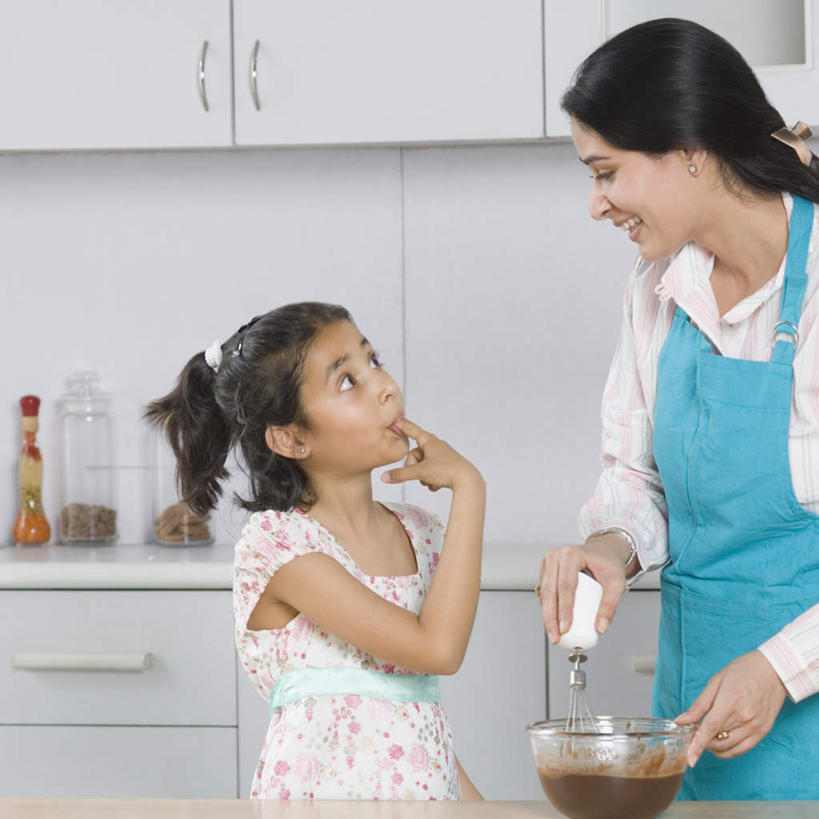 儿童,两个人,家庭,母亲,女儿,站,笑,微笑,露齿笑,横图,室内,白天,正面,纯洁,餐桌,厨房,桌子,亚洲,服装,拿,拿着,注视,休闲装,小孩,衣服,观察,看,站着,休闲,温暖,温馨,母女,一家人,手指,休闲服,可爱,母爱,童年,童趣,含,服饰,餐台,观看,含着,和睦,察看,关注,童真,烂漫,无邪,天真,年轻女性,女孩,女人,女性,亚洲人,印度人,孩子,年轻人,抬头,仰头,站立,半身,彩图,灶间,融洽,女生