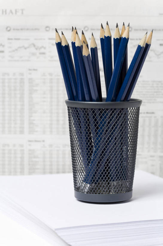 无人,办公室,竖图,室内,特写,白天,正面,家具,桌子,静物,笔筒,许多,笔,材料,档案,文件,纸,办公桌,办公用品,很多,文具,一个,铅笔,容器,手稿,学习用品,资料,器皿,单个,储藏,文具用品,证明,储存,文档,办公家具,插笔器具,文房用具,彩图,贮存