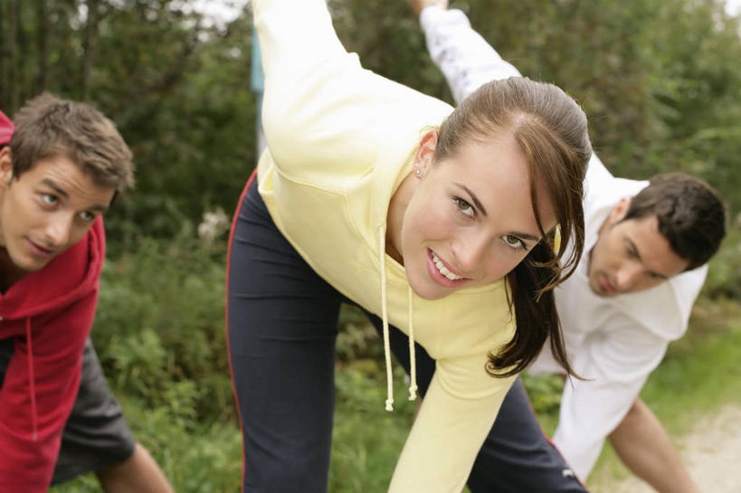 西方人,三个人,伙伴,朋友,站,笑,微笑,露齿笑,横图,室外,白天,正面,运动服,锻炼,旅游,度假,友谊,运动,草地,草坪,植物,欧洲,欧洲人,弯腰,服装,注视,娱乐,草,树,树木,衣服,绿色,自然,观察,看,站着,享受,休闲,放松,服饰,生长,成长,观看,察看,衣着,穿着,关注,室外运动,户外运动,弯身,衣饰,友情,男人,男性,年轻男性,年轻女性,女人,女性,白种人,站立,半身,彩图,健身,运动装