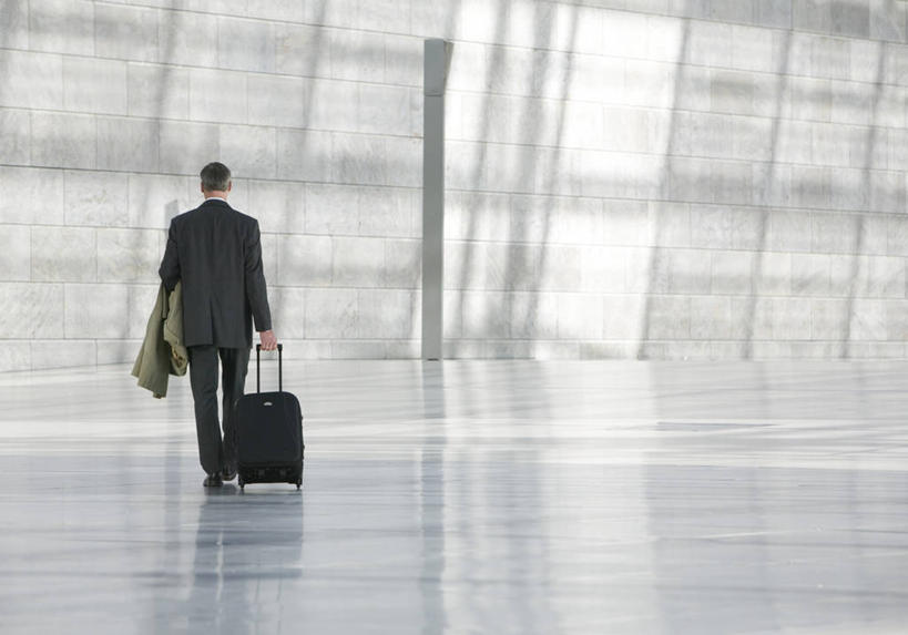 西方人,一个人,商务人士,商务男性,机场,走,拉,横图,室内,白天,衬衫,飞机场,欧洲,欧洲人,仅一个男性,仅一个人,仅一个中年男性,阴影,套装,反射,瓷砖,地砖,拉杆箱,旅行箱,影子,地面,背面,行李箱,箱子,出差,商务装,工薪阶层,男人,男性,中年男性,白种人,白领,上班族,航空站,空港,步行,散步,走路,彩图,全身,衬衣,旅行