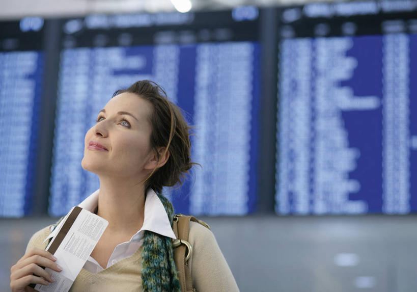 西方人,一个人,机场,站,笑,微笑,横图,室内,白天,正面,显示器,飞机场,欧洲,欧洲人,仅一个年轻女性,仅一个女性,仅一个人,握,服装,朦胧,模糊,屏幕,拿,拿着,注视,休闲装,显示屏,衣服,观察,看,站着,休闲,休闲服,握着,服饰,观看,察看,关注,输出设备,年轻女性,女人,女性,白种人,航空站,空港,抬头,仰头,站立,半身,彩图,机票