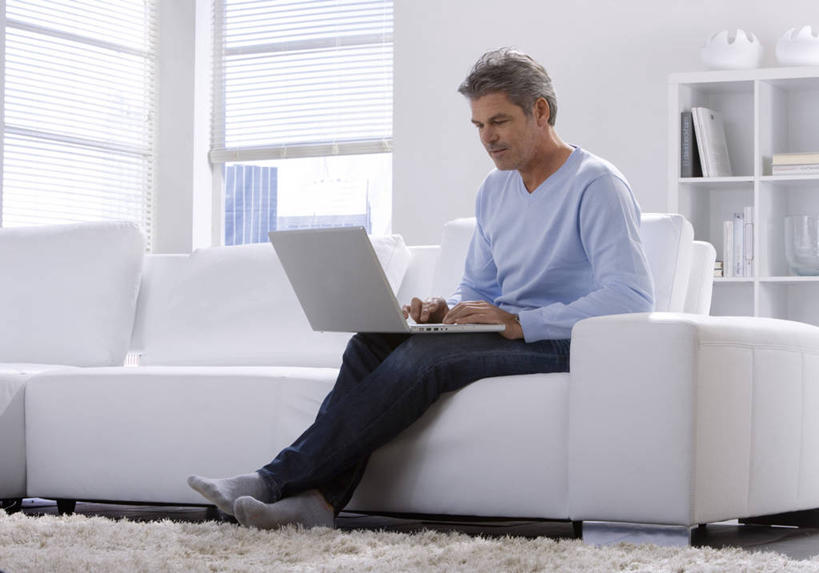 西方人,一个人,客厅,坐,横图,室内,白天,正面,电脑,笔记本电脑,窗户,地毯,柜子,沙发,欧洲,欧洲人,仅一个男性,仅一个人,仅一个中年男性,敲打,阴影,服装,装饰,编织,反射,网络,影子,手工艺品,墙,织物,储物柜,注视,休闲装,输入,通讯设备,玻璃窗,墙壁,墙面,衣服,白色,工艺品,打字,观察,看,休闲,休闲服,服饰,观看,点击,华丽,修饰,敲击,点缀,察看,无线,起居室,储存,关注,通信设备,无线网络,布艺沙发,无线上网,便携式电脑,衬托,美观,雅致,雅观,客堂,储备,蕴藏,贮备,按键,手提电脑,男人,男性,中年男性,白种人,坐着,彩图,全身,贮存