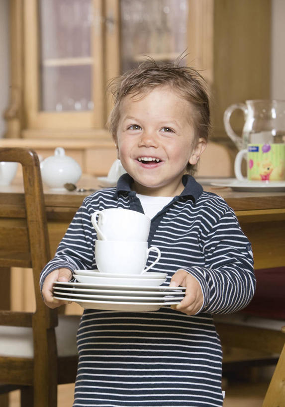 西方人,儿童,一个人,站,笑,微笑,露齿笑,竖图,室内,白天,正面,纯洁,餐桌,柜子,桌子,杯子,餐具,椅子,欧洲,欧洲人,仅一个男性,仅一个人,一排,握,服装,整齐,瓷器,碟子,盘,木椅,咖啡杯,陶瓷制品,储物柜,拿,拿着,注视,休闲装,排列,小孩,衣服,盘子,碟,观察,看,站着,仅一个小孩,休闲,休闲服,可爱,童年,童趣,握着,服饰,餐台,观看,堆,察看,储存,队列,关注,瓷杯,童真,烂漫,无邪,储备,蕴藏,贮备,天真,男孩,男人,男性,白种人,孩子,站立,半身,彩图,贮存,男生