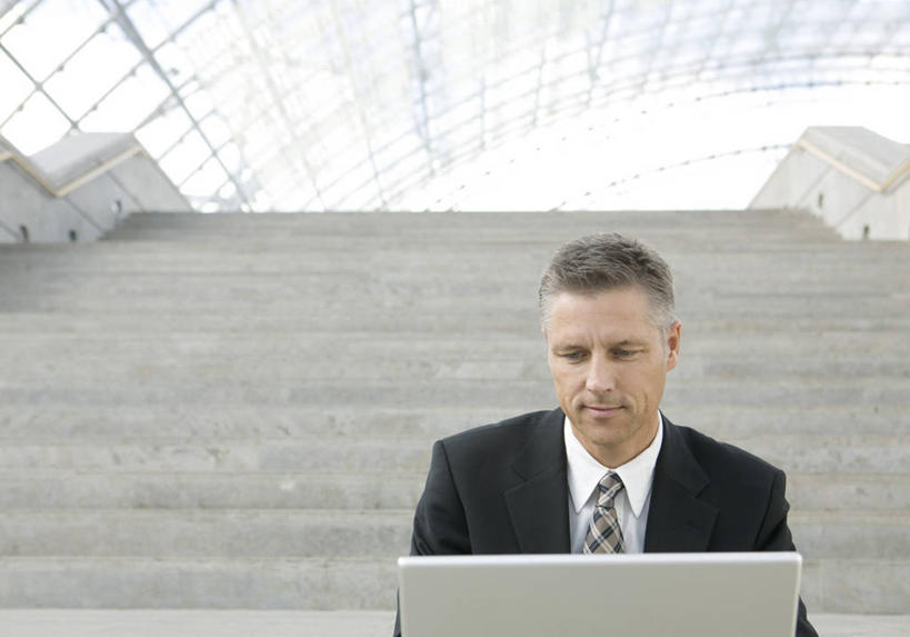 西方人,一个人,商务人士,商务男性,栏杆,坐,横图,室内,白天,正面,衬衫,电脑,笔记本电脑,楼梯,欧洲,欧洲人,仅一个男性,仅一个人,仅一个中年男性,阴影,套装,反射,网络,扶手,影子,阶梯,领带,注视,通讯设备,护栏,台阶,观察,看,观看,察看,无线,象征,庄重,关注,通信设备,商务装,身份,无线网络,无线上网,便携式电脑,工薪阶层,正式,地位,手提电脑,男人,男性,中年男性,白种人,白领,上班族,坐着,半身,彩图,衬衣