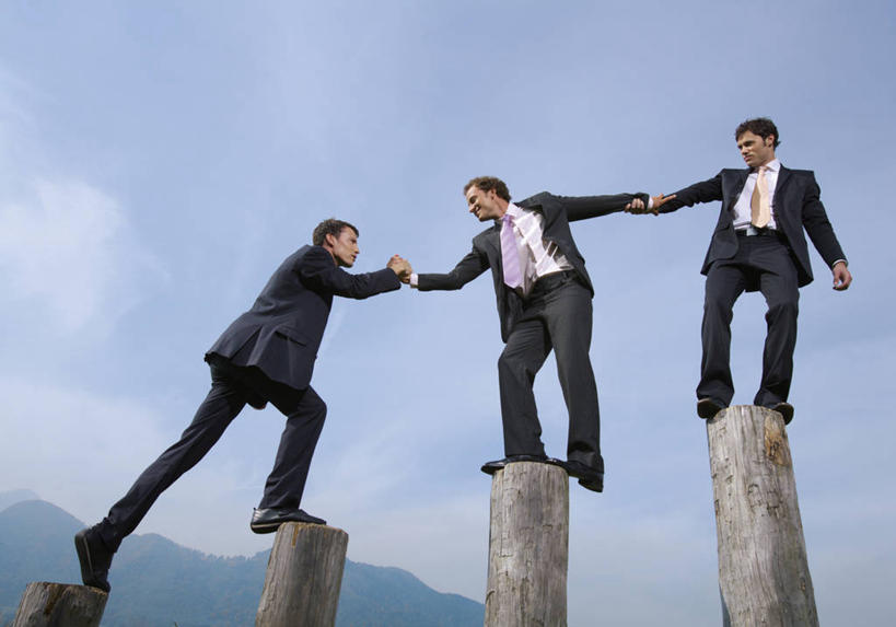 西方人,三个人,同事,商务人士,商务男性,站,伸展双臂,握手,横图,室外,白天,仰视,衬衫,成功,合作,团队,集体,信心,石头,山,山脉,欧洲,欧洲人,一排,阴影,套装,整齐,光线,石子,影子,山顶,山峰,云,云朵,树桩,领带,山峦,云彩,注视,队伍,树干,排列,蓝色,白云,蓝天,天空,阳光,群山,天,观察,看,站着,木桩,晴朗,观看,察看,领导,象征,庄重,成就,队列,关注,商务装,身份,合伙,领袖,工薪阶层,沉积岩,正式,地位,颠峰,极峰,水成岩,男人,男性,年轻男性,白种人,白领,上班族,石块,岩石,晴空,搀手,敞开双臂,拉手,伸开双臂,手搀手,手拉手,手牵手,手握手,展开双肩,站立,张开手臂,张开双臂,彩图,低角度拍摄,全身,衬衣