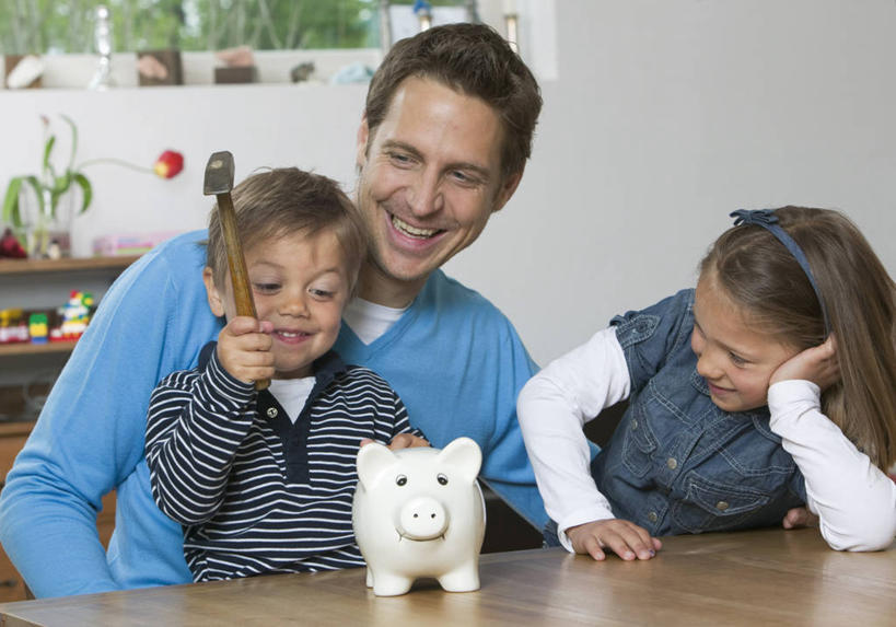 西方人,儿童,中年人,三个人,家庭,父亲,女儿,儿子,坐,笑,微笑,露齿笑,横图,室内,白天,正面,纯洁,桌面,桌子,欧洲,欧洲人,撑,敲打,握,阴影,服装,装饰,反射,木制,锤子,工具,榔头,头饰,影子,拿,拿着,托腮,注视,休闲装,小孩,衣服,发箍,发饰,木制品,容器,饰品,观察,看,托,休闲,温暖,温馨,父女,父子,一家人,休闲服,储蓄罐,器皿,父爱,可爱,童年,童趣,储蓄,存钱,握着,金融,理财,服饰,经济,头箍,观看,华丽,修饰,点缀,五金,和睦,察看,变形,紧固,资金,存钱罐,关注,托下巴,矫正,存款,塑形,发卡,流通,贸易,童真,烂漫,无邪,配饰,贮钱罐,储钱罐,扑满,牢固,衬托,美观,雅致,雅观,单手托腮,天真,男孩,男人,男性,女孩,女人,女性,中年男性,白种人,孩子,坐着,半身,彩图,融洽,男生,女生