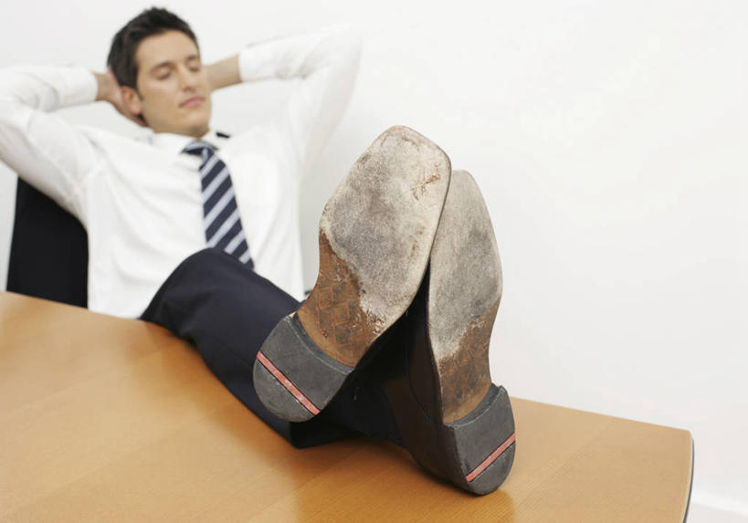 西方人,一个人,商务人士,商务男性,办公室,坐,闭眼,睡,横图,俯视,室内,白天,衬衫,家具,桌子,椅子,欧洲,欧洲人,仅一个男性,仅一个人,抱头,阴影,套装,反射,影子,办公桌,墙,领带,墙壁,墙面,仅一个年轻男性,白色,会议椅,靠,靠着,倚靠,办公椅,双手抱头,倚着,象征,庄重,商务装,身份,工薪阶层,办公家具,正式,地位,商务椅,培训椅,捧首,捧头,男人,男性,年轻男性,白种人,白领,上班族,闭眼睛,闭着眼,闭着眼睛,困,困觉,寝息,睡觉,坐着,半身,彩图,高角度拍摄,衬衣