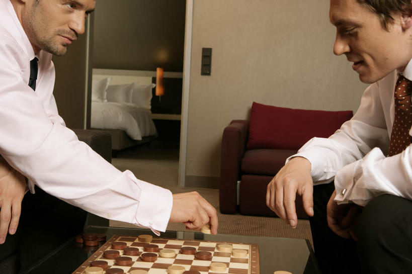 西方人,两个人,商务人士,商务男性,办公室,坐,说,横图,室内,白天,侧面,衬衫,讨论,游戏,快乐,比赛,竞争,家具,沙发,桌子,欧洲,欧洲人,套装,办公桌,墙,玩,娱乐,相视,墙壁,墙面,象棋,休闲,面对面,棋盘,国际象棋,益智,活动,对视,发泄,消遣,智力,相对,商务装,布艺沙发,工薪阶层,相看,办公家具,宣泄,交流,男人,男性,年轻男性,白种人,白领,上班族,沟通,讲话,交谈,商讨,说话,谈话,玩耍,嬉戏,坐着,半身,彩图,衬衣