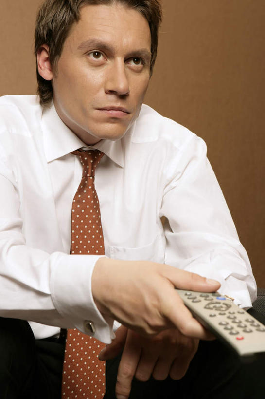 西方人,一个人,商务人士,商务男性,坐,竖图,室内,白天,正面,衬衫,欧洲,欧洲人,仅一个男性,仅一个人,握,套装,墙,领带,拿,拿着,注视,墙壁,墙面,仅一个年轻男性,遥控器,观察,看,握着,观看,察看,象征,庄重,关注,商务装,身份,工薪阶层,正式,地位,男人,男性,年轻男性,白种人,白领,上班族,坐着,半身,彩图,衬衣