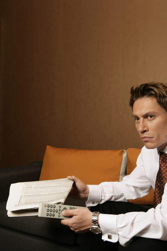 西方人,一个人,商务人士,商务男性,坐,竖图,室内,白天,侧面,衬衫,沙发,报纸,欧洲,欧洲人,仅一个男性,仅一个人,握,套装,时间,信息,时钟,手表,墙,领带,拿,计时,拿着,注视,墙壁,墙面,仅一个年轻男性,遥控器,钟表,观察,看,表,握着,观看,新闻,腕表,察看,象征,庄重,关注,商务装,身份,布艺沙发,工薪阶层,正式,地位,男人,男性,年轻男性,白种人,白领,上班族,钟,坐着,半身,彩图,衬衣,报刊