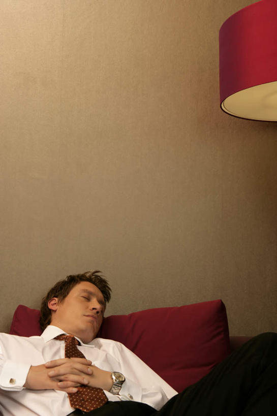 西方人,一个人,商务人士,商务男性,躺,闭眼,双手交叉,竖图,俯视,室内,白天,衬衫,床,卧室,照明,欧洲,欧洲人,仅一个男性,仅一个人,套装,时间,时钟,手表,墙,双人床,灯光,床单,领带,计时,被子,墙壁,墙面,灯,仅一个年轻男性,灯具,钟表,休息,表,腕表,照亮,被单,象征,庄重,照明设备,床头灯,商务装,身份,工薪阶层,正式,地位,卧着,男人,男性,年轻男性,白种人,白领,上班族,钟,闭眼睛,闭着眼,闭着眼睛,十字手,躺着,卧,半身,彩图,高角度拍摄,衬衣,睡房,卧房